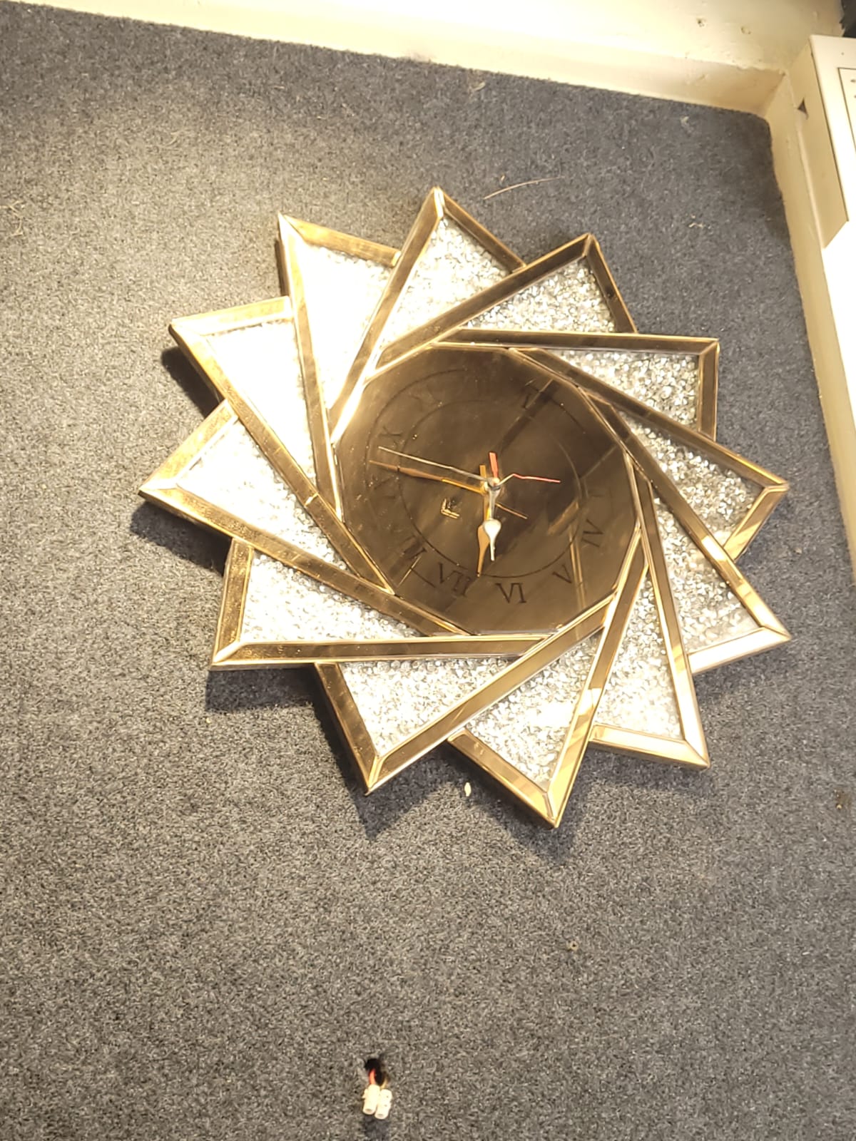 Crystal starburst clock — Overlapping pointed shapes create a sparkling starburst surround.