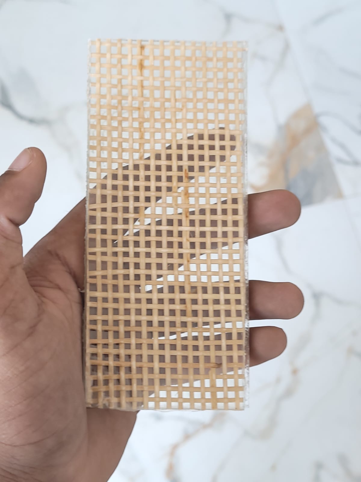 Square lattice pattern: decorative glass sample